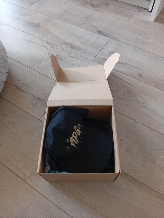 Продавам лот две тениски шапка и кутия подаръчна