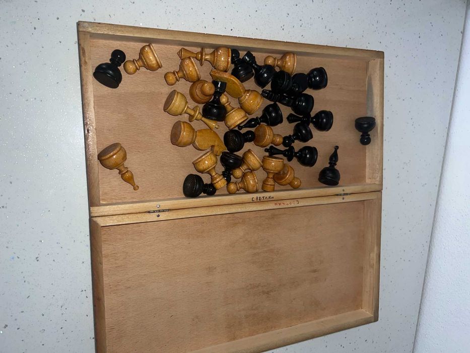 Шах с дървени фигури