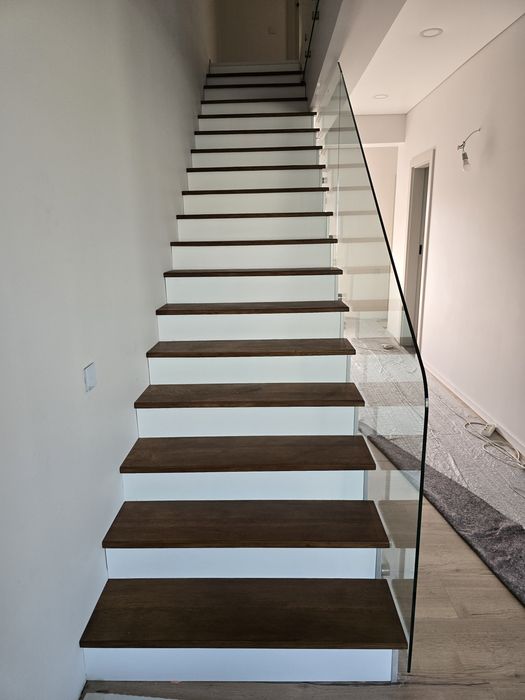 Scari, Balustrade din lemn masiv