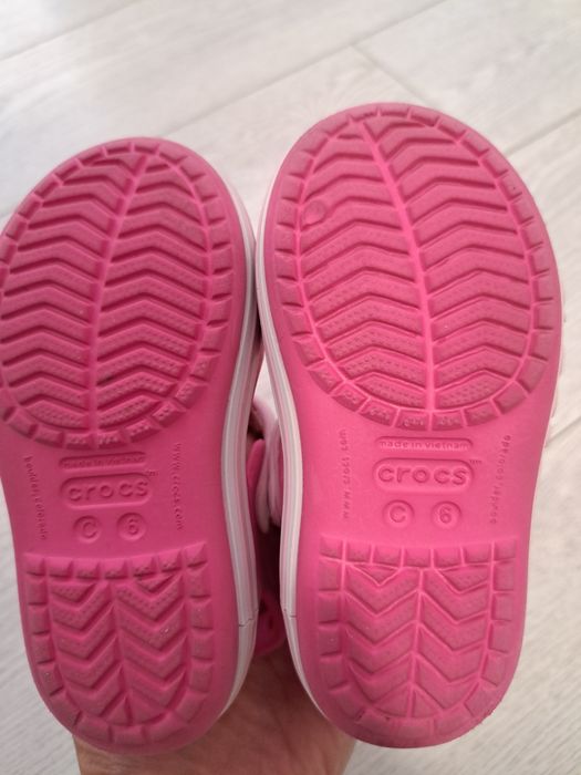 Sandale crocs fete c6, 22-23 

Sandale h&m fete ,20-21 ,stare buna 30 lei 

Sau impreuna 1