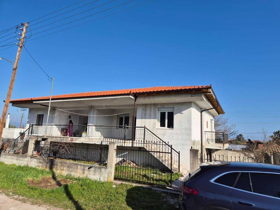 Продава се дясната част на двуетажна къща-близнак с площ 130 м2 в Аспровалта, Гърция
