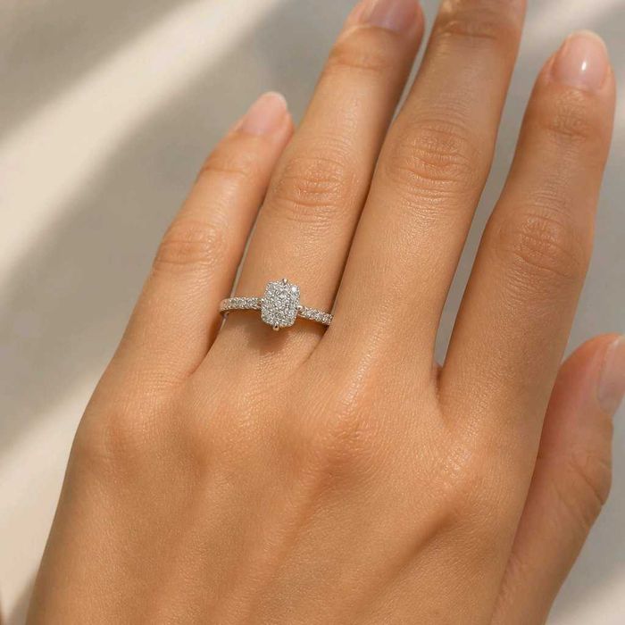 Пръстен с GIA сертифициран естествен диамант Cushion Cut 0.60ct H VS2 и диаманти 0.10ct F VS, 14K бяло злато, Общо 0.70ct диаманти, Crushed Ice Effect