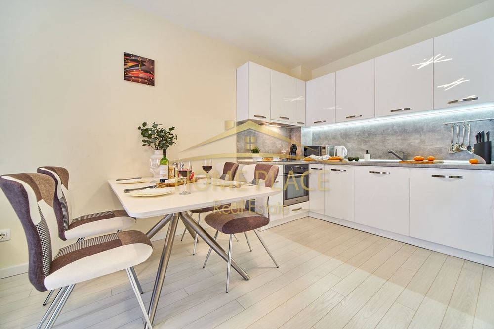 Дава се под наем Двустаен апартамент в Варна, Център - 65 кв.м за 918 € - Снимка #1