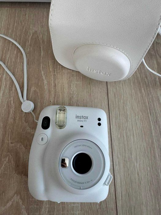 Фотоапарат за моментни снимки Instax Mini 11  + подарък калъф