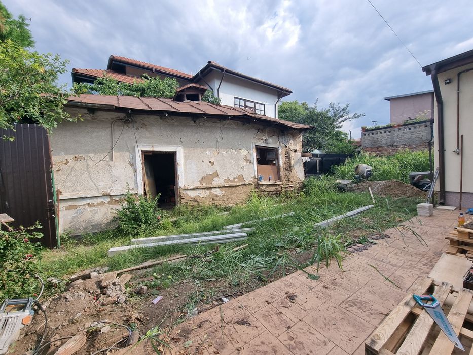 Teren Eroii Revolutiei  159 mp cu casa veche