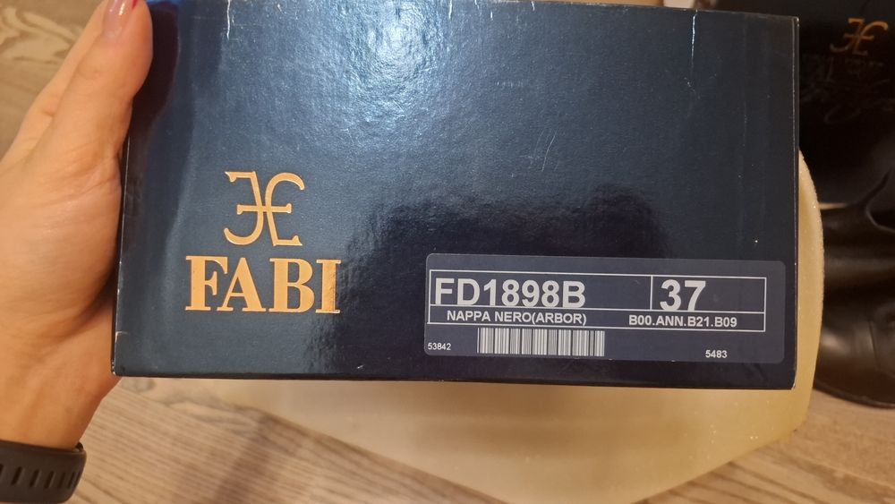 Продам женские ботинки fabi