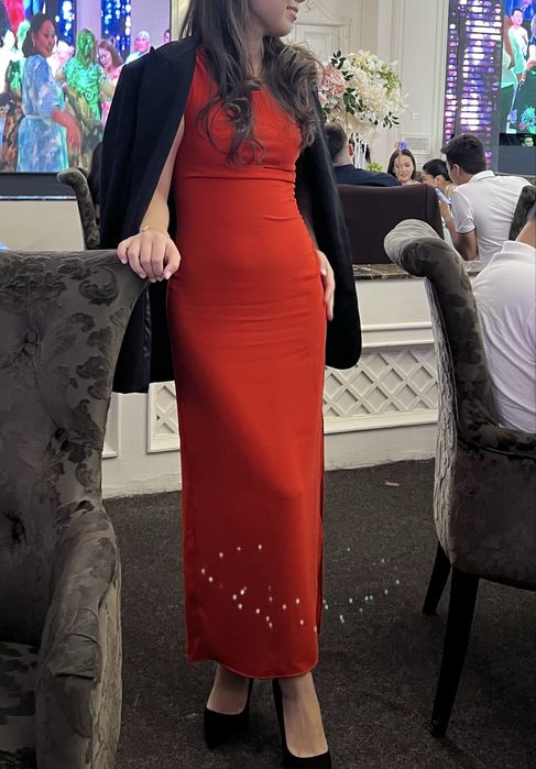 Красное платье Mango.