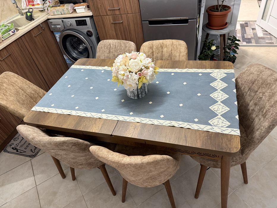 Трапезна маса със столове