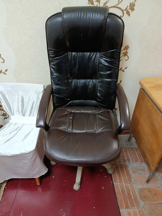 Срочно продам директорское кресло