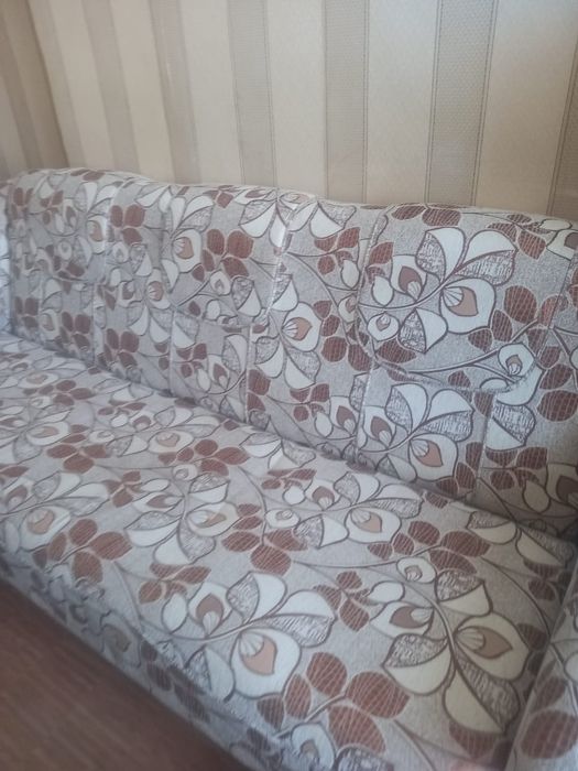 Продается диван с креслами.