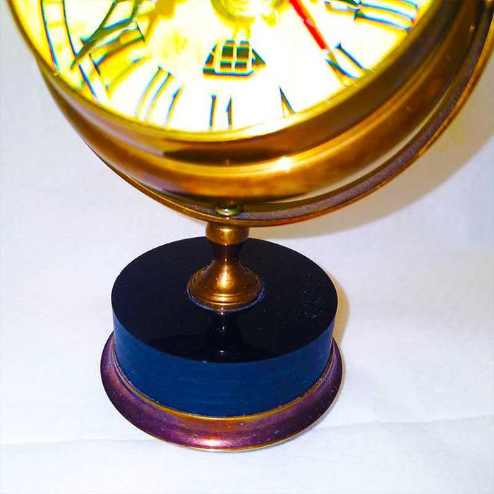 Бронзов часовник с ретро дизайн