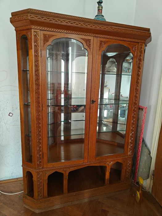 Mobila pentru sufragerie - Vitrina din lemn masiv de stejar cu decoratiuni sculptate, usi din sticla si spate oglinda in stil neo-romanesc
