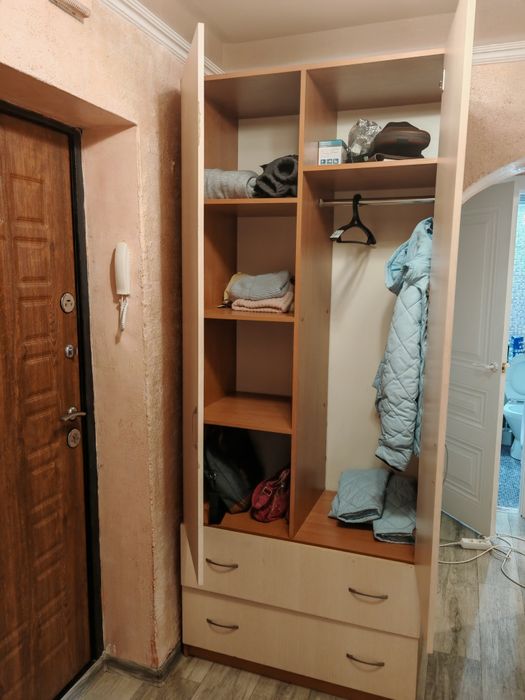 Продам хороший, высокий шкаф