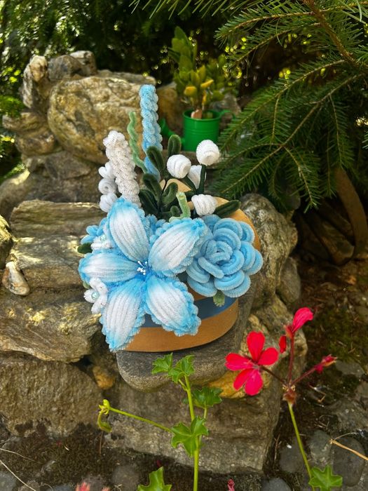 Aranjamente florale handmade din sârmă plușată