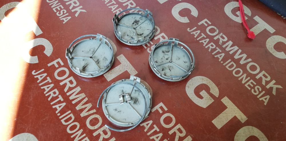 4 броя капачки с емблеми за джанти Mercedes