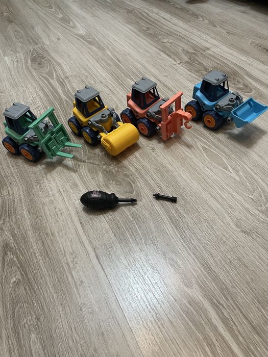 Set 4 masinute de asamblat cu suruburi utilaje agricole