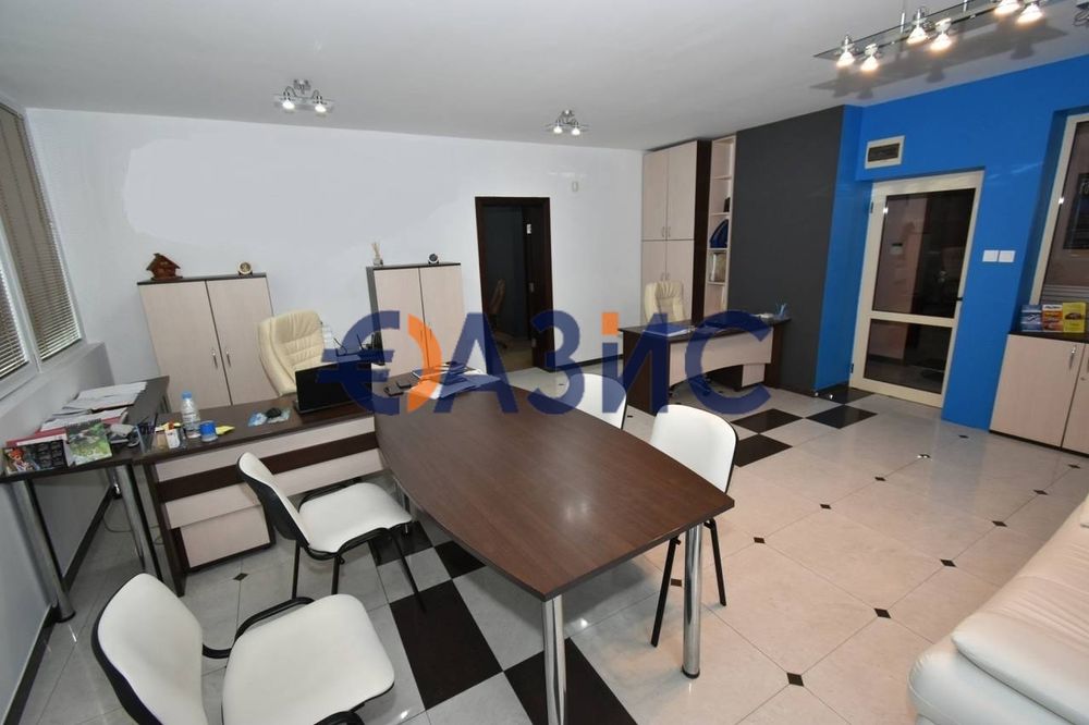 Етаж на сграда / първи над партера / в центъра на Слънчев бряг, 213 кв