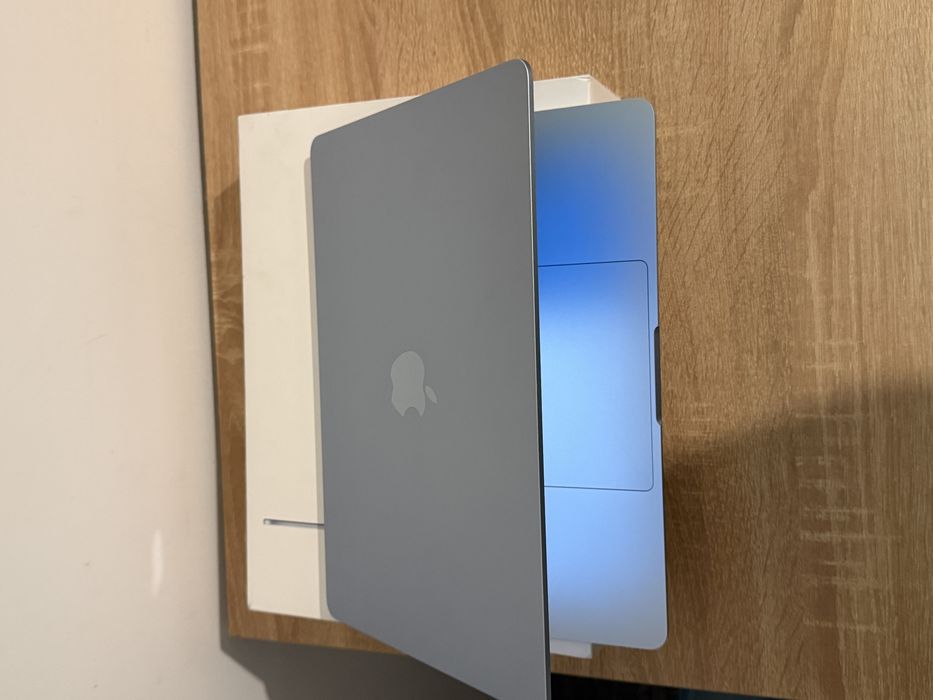 Vand macbook air 13 inch m4 16 gb ram 256gb  folosit 2 zile , garnatie