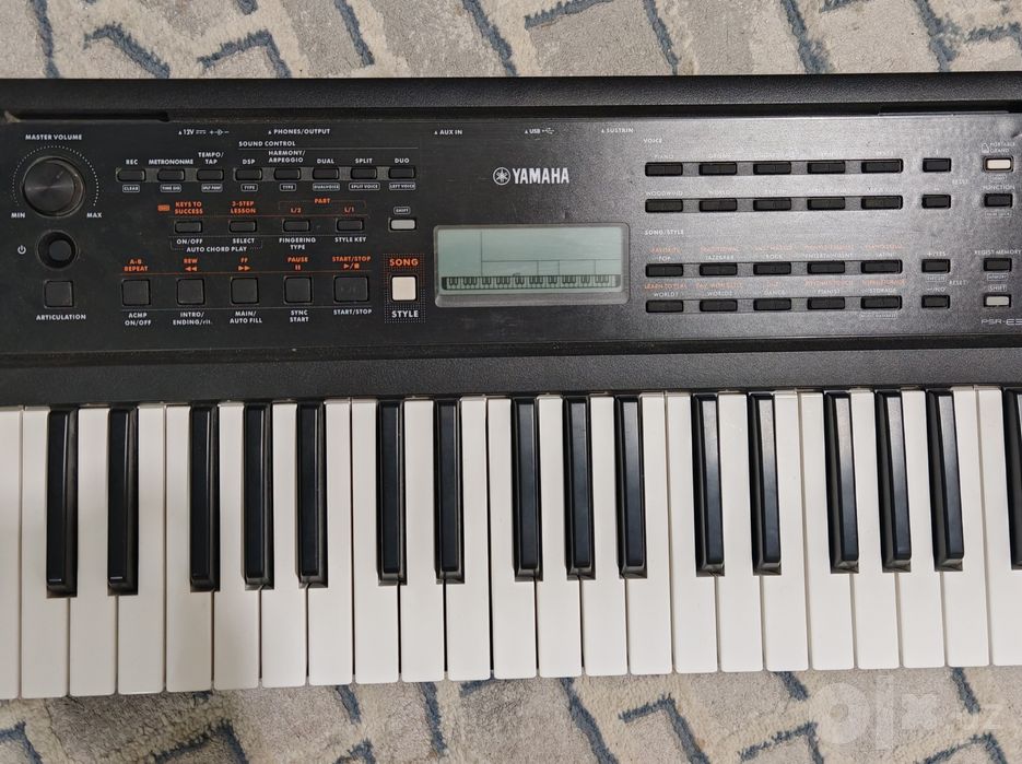 Синтезатор Yamaha psr e383, в идеальном состоянии +педаль
