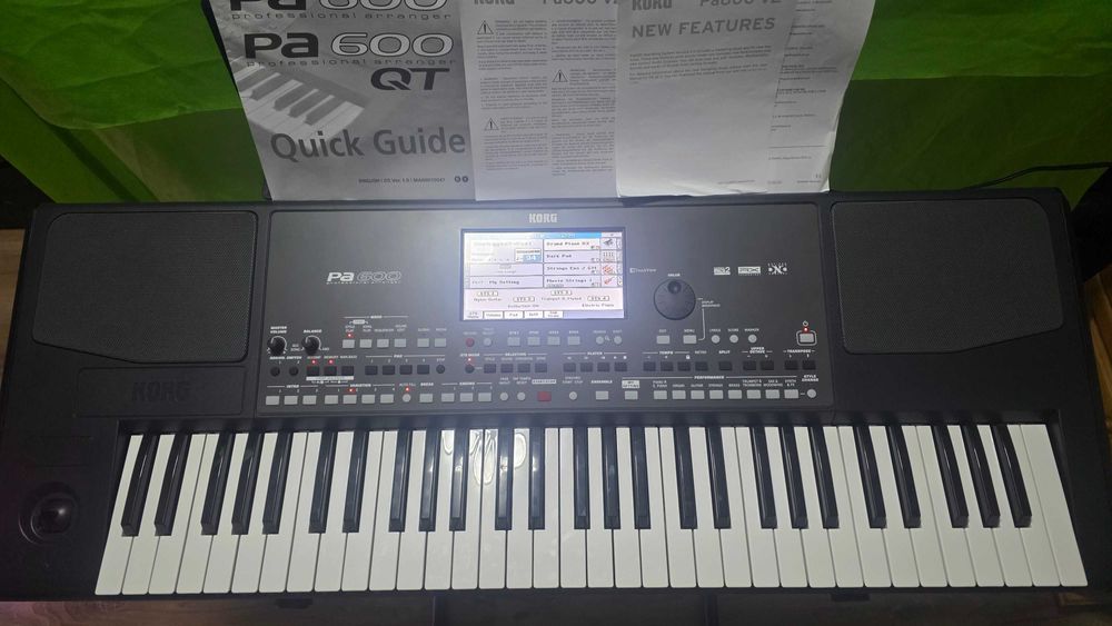 Korg PA600 + състейн педал + експрешън педал + калъф