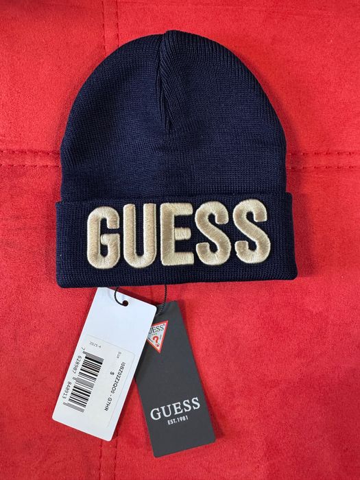 Guess- бебешка шапка 0-6 месеца