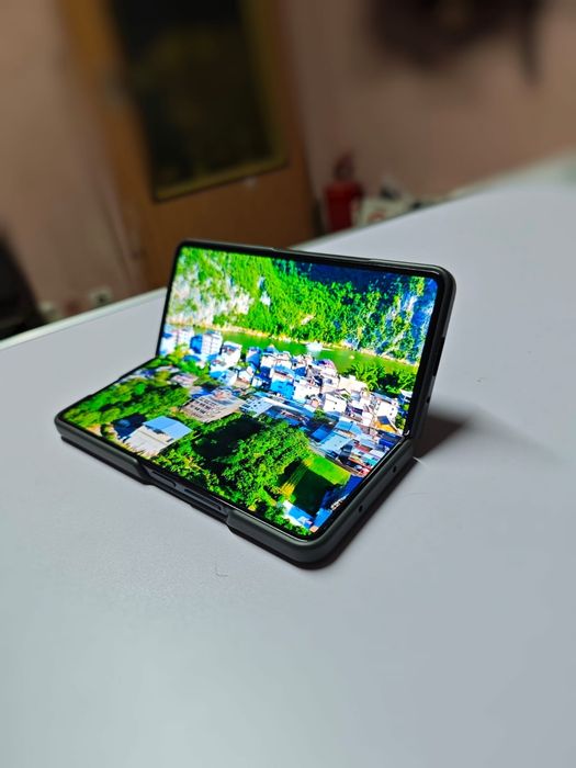 Vând Samsung Galaxy Z Fold 5 + Smartwatch 6 Classic
