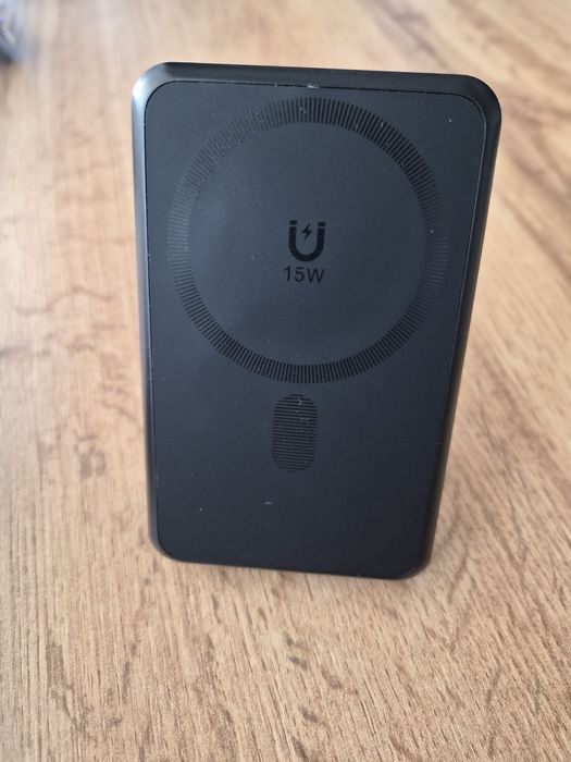 Магнитна външна батерия Power Bank 10000mAh P602W c вградени кабели и стойка (15W /

22.5W)