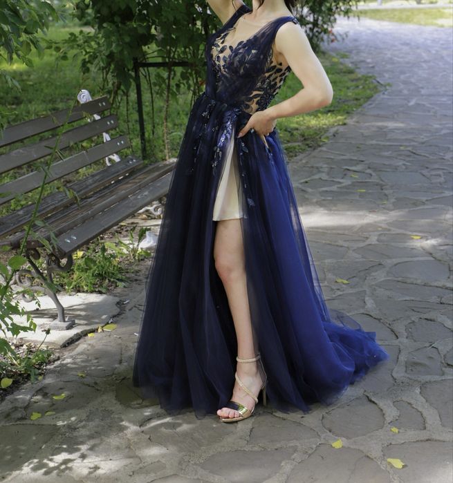 Елегантна бална/официална рокля в тъмносиньо с пайети и тюл