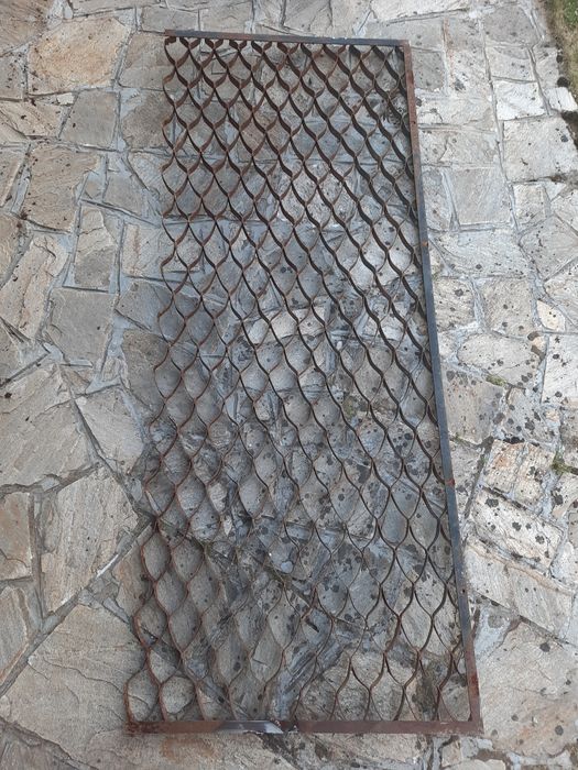 Решетки, метални пана за прозорци или ограда