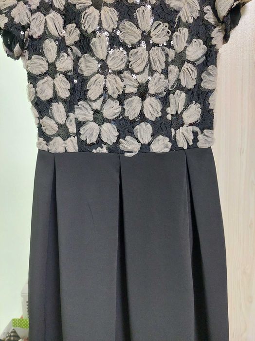 Красива черна рокля с бежови цветя и пайети