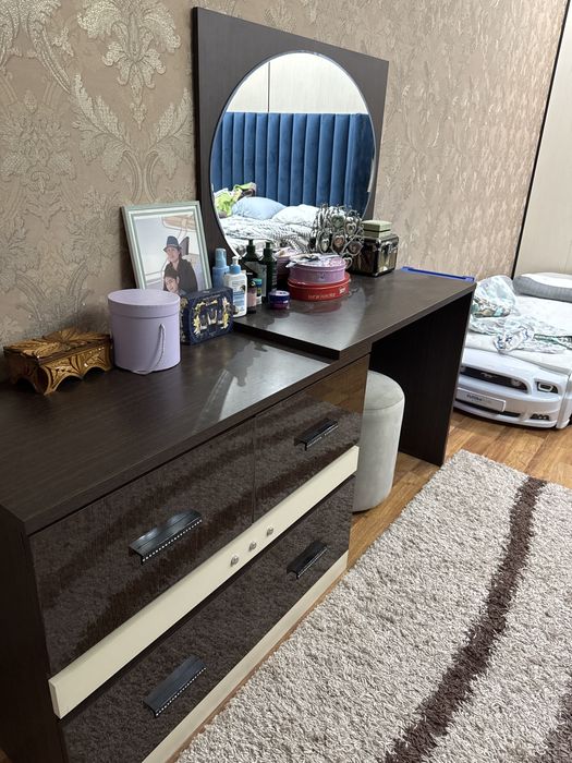 Продам комод, зеркало и тумбы