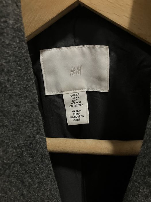 Тъмносиво палто.