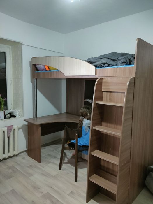 Кровать внизу шкаф стол