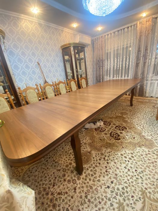 Продам стол отличного качества, красное дерево