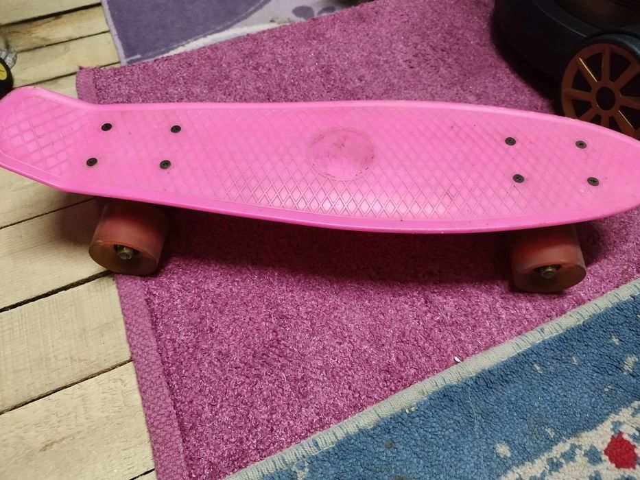 Skateboard fete roz