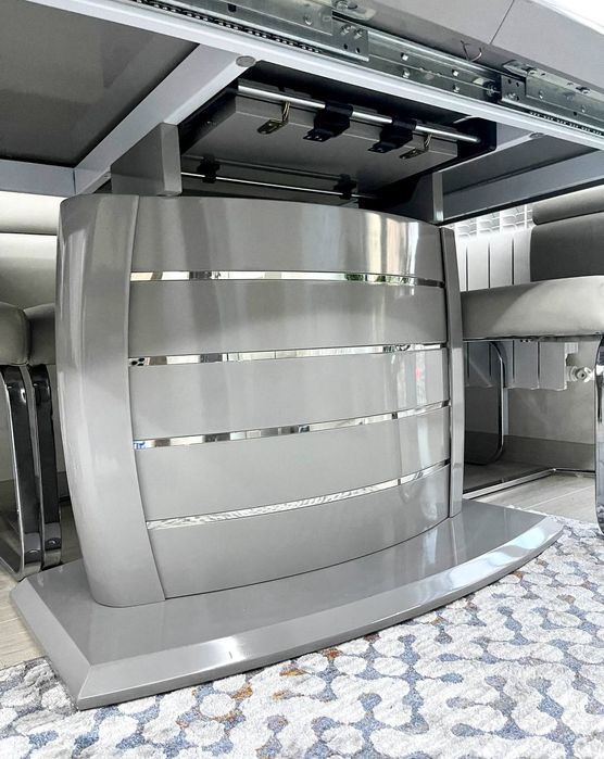 Новый стол со стулями