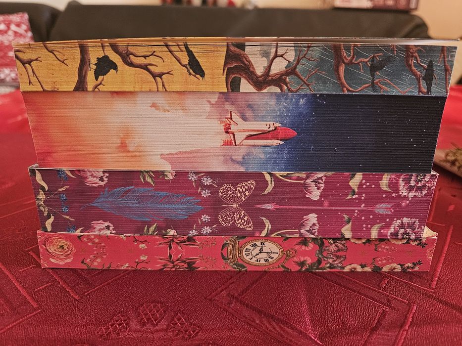 Книги с цветни порезки