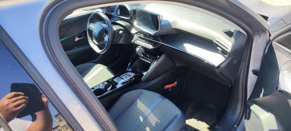 Peugeot e-208 с ниво на оборудване Allure