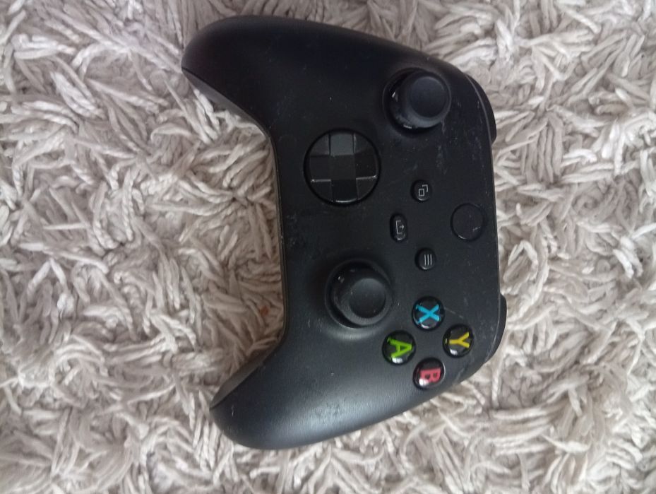 Trei controlăre la schimb pe unul funcțional de xbox