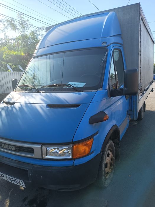 Camionetă cu prelată
