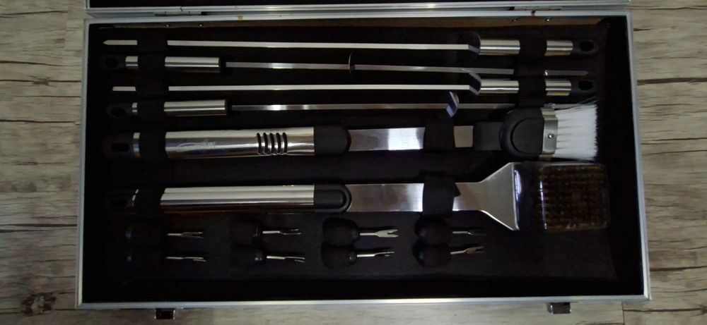 НОВ комплект аксесоари/инструменти за барбекю + подарък