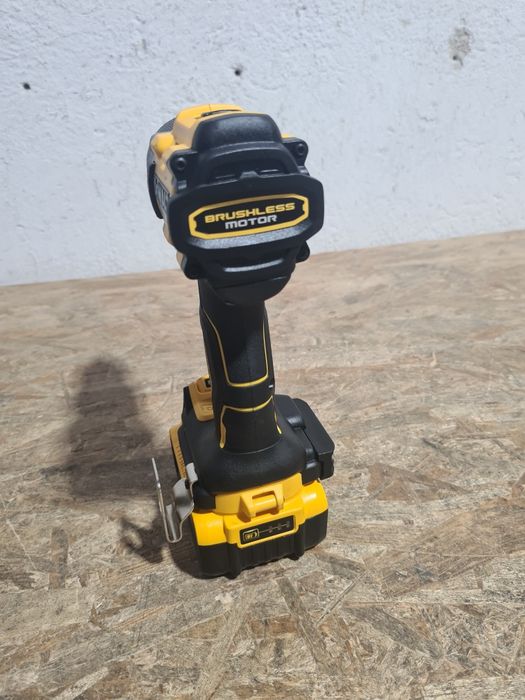 Filetanta cu percutie DeWalt DCD805