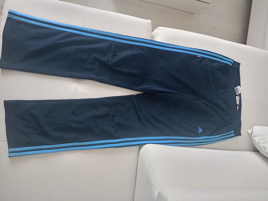 Vând treining damă Adidas produs de calitate superioara mărimea,bluza M, pantalonii XL.