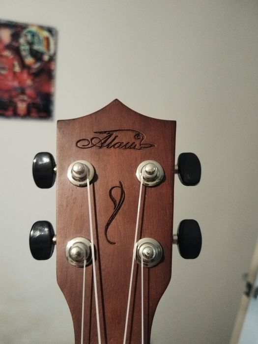 Укулеле продам. ПОЧТИ НОВЫЙ.