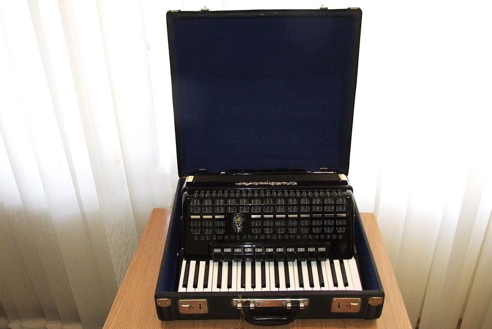 Acordeon Weltmeister Meteor, inclusiv valiza, Made in Germany, IMPECABIL
