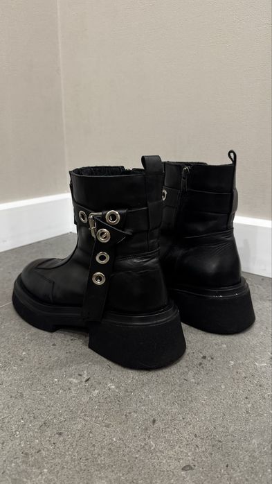 Продаю зимние ботинки