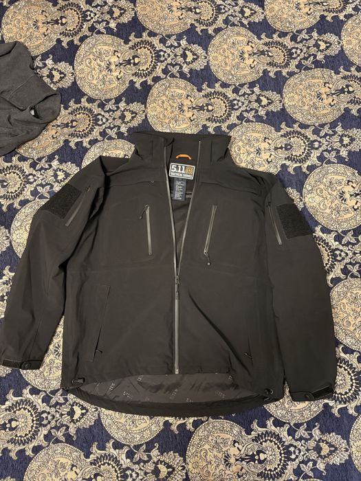 Geacă 5.11 Tactical Sabre 2.0 XL neagră – softshell 3L