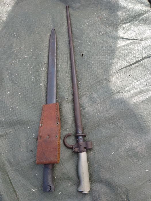 Baionete și panoplii de puști la prețuri diferite