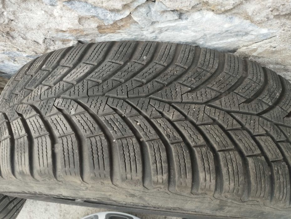 Зимни гуми 205 55 16 Continental -2бр. 23/22 и Nokian-2бр. 26/21