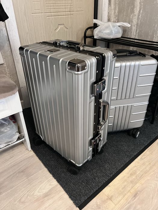 Продам чемодан новый